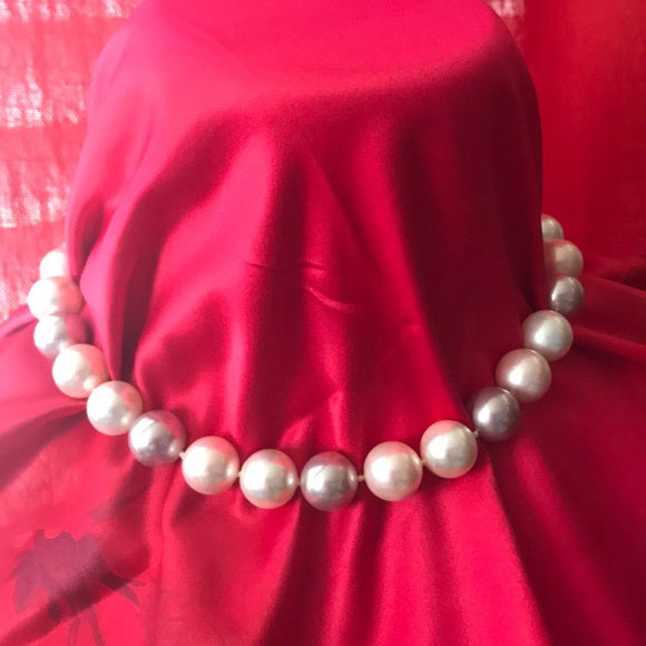 Mother of pearl round cream and pink necklace - The Lotus Wave