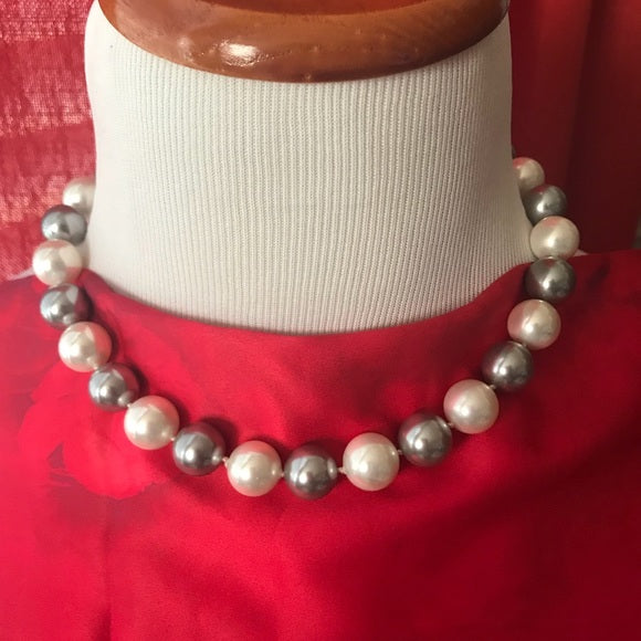 Mother of pearl round cream and grey necklace - The Lotus Wave