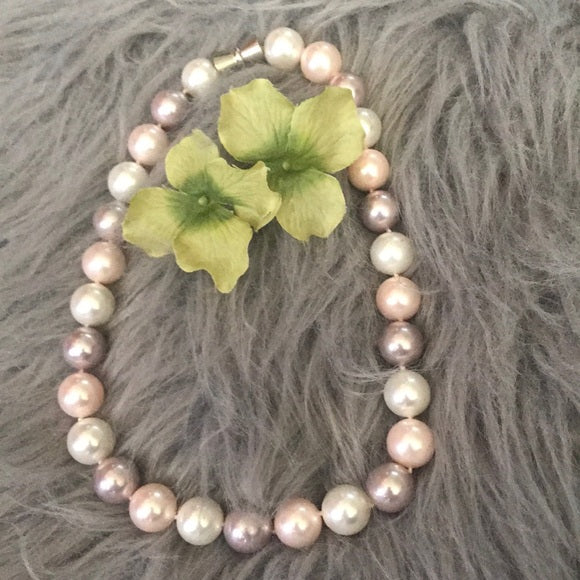 Mother of pearl round cream and pink necklace - The Lotus Wave 