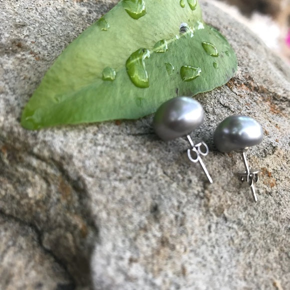Grey freshwater pearls stud earrings 11 mm - The Lotus Wave 